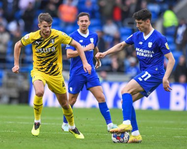 Cardiff City 'den Callum O' Dowda, 9 Ekim 202 'de Cardiff City Stadyumu' nda oynanan Sky Bet Şampiyonası maçında Rotherham United 'ın 4 numaralı Dan Barlaser' ı yendi.
