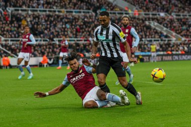 Aston Villa 'dan Tyrone Mings, Premier League maçı Newcastle United ile Aston Villa maçında Newcastle' dan Callum Wilson 'ı 29 Ekim 202' de St.James 's Park, Newcastle' da yendi.