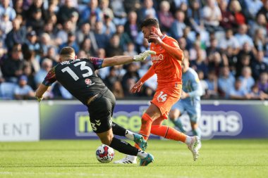 Blackpool 'dan Gary Madine # 14, Coventry Building Society Arena, Coventry, Birleşik Krallık, 29 Ekim 202' de Coventry City - Coventry City - Blackpool maçında Coventry City 'den Ben Wilson # 13' ü yuvarlamaya teşebbüs etti.