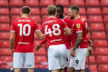 Barnsley 'den 44 numaralı Devante Cole takım arkadaşlarıyla birlikte golünü kutluyor ve 29 Ekim 202' de Oakwell, Barnsley, Birleşik Krallık 'ta oynanan Sky Bet League 1 karşılaşmasında skor 1-0' a ulaştı.