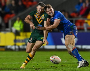 Avustralya 'dan James Tedesco ve İtalya' dan Jack Colovatti Rugby Ligi Dünya Kupası 2021 karşılaşmasında İtalya 'ya karşı St Helens, Birleşik Krallık' ta 29 Ekim 202 'de oynanan karşılaşmada top için mücadele ettiler.