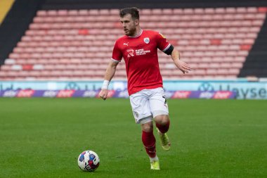 Barnsley 7 numaralı Nicky Cadden, Sky Bet Ligi 1 maçında Oakwell, Barnsley, Barnsley Green Rovers 'a karşı 29 Ekim 202' de top sürüyor.