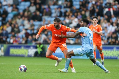 Blackpool 'dan Gary Madine 29 Ekim 202' de Coventry City 'nin Coventry Building Society Arena' da Coventry City 'ye karşı Blackpool maçında Coventry City # 2' nin Jonathan Panzo 'dan aldığı mücadeleyi silkiyor.