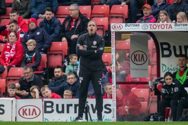Barnsley teknik direktörü Michael Duff, 29 Ekim 202 'de Oakwell, Barnsley' de oynanan Sky Bet 1 karşılaşmasında tepki gösterdi.