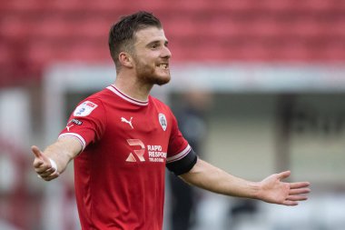 Barnsley 'li Nicky Cadden, 29 Ekim 202' de Oakwell, Barnsley, İngiltere 'de oynanan Sky Bet 1 maçı sonrasında galibiyeti kutluyor.