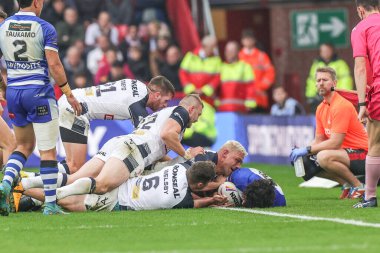 İngiltere 'den Ryan Hall, İngiltere' nin Bramall Lane, Sheffield, İngiltere 'de oynanan Rugby Ligi Dünya Kupası 2021 karşılaşmasında Yunan John Mitsias' ı oyundan attı.