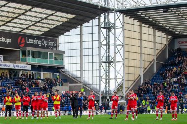 Middlesbrough oyuncuları, 29 Ekim 202 'de İngiltere' nin Deepdale kentinde oynanan Preston North End-Middlesbrough maçından sonra taraftarları alkışlıyor.