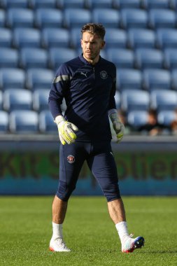 Blackpool 'dan Chris Maxwell 29 Ekim 202' de Coventry City 'nin Coventry Building Society Arena' da Blackpool 'a karşı oynadığı Sky Bet Şampiyonası maçında ısınıyor.