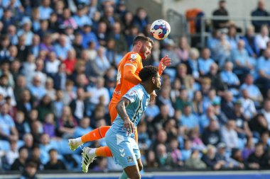 Blackpool 'dan Gary Madine # 14 Coventry City' den Jonathan Panzo # 2 'yi, Coventry City - Coventry Building Society Arena, Coventry, Birleşik Krallık, 29 Ekim 202' de Coventry City - Blackpool maçında yendi.