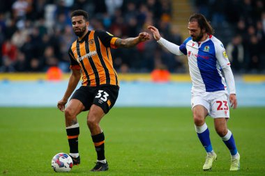Hull City 'den Cyrus Christie # 33 ve Blackburn Rovers' dan Bradley Dack # 23 Sky Bet Şampiyonası maçında Hull City - Blackburn Rovers MKM Stadyumu, Hull, Birleşik Krallık, 29 Ekim 202