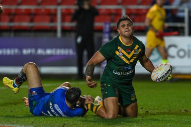 Avustralyalı Latrell Mitchell, 29 Ekim 202 'de İngiltere' nin St Helens kentinde oynanan 2021 Dünya Rugby Ligi karşılaşmasında Avustralya ile İtalya arasındaki karşılaşmayı kutluyor.
