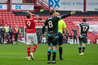 Barnsley 9 numaralı James Norwood, 29 Ekim 202 'de Oakwell, Barnsley' de oynanan Sky Bet 1 karşılaşmasında tepki gösterdi.