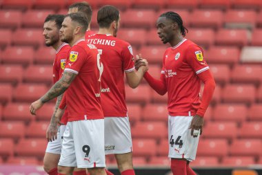 Barnsley 'den 44 numaralı Devante Cole takım arkadaşlarıyla birlikte golünü kutluyor ve 29 Ekim 202' de Oakwell, Barnsley, Birleşik Krallık 'ta oynanan Sky Bet League 1 karşılaşmasında skor 1-0' a ulaştı.