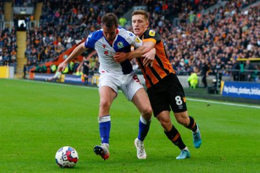 Blackburn Rovers 'dan Dominic Hyam # 5 ve Hull City' den Greg Docherty # 8 Sky Bet Şampiyonası maçında Hull City - Blackburn Rovers, MKM Stadyumu, Hull, Birleşik Krallık, 29 Ekim 202