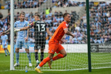 Blackpool 'dan Jerry Yates 29 Ekim 202' de Coventry City 'nin Coventry Building Society Arena' da Blackpool 'a karşı oynadığı Sky Bet Şampiyonası maçında 1-2' lik galibiyetini kutluyor.