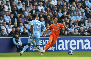 Blackpool 'dan Jerry Yates, Coventry City, Coventry Building Society Arena, İngiltere' de 29 Ekim 202 'de Blackpool' a karşı oynanan Gökyüzü İddia Şampiyonası maçında topla koşuyor.