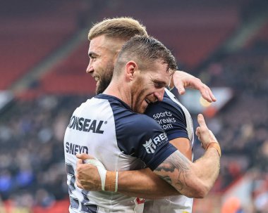 İngiliz Mike McMeeken, İngiltere 'nin Sheffield kentinde oynanan Rugby Ligi Dünya Kupası 2021 karşılaşmasında İngiliz Marc Sneyd ile denemesini kutluyor.