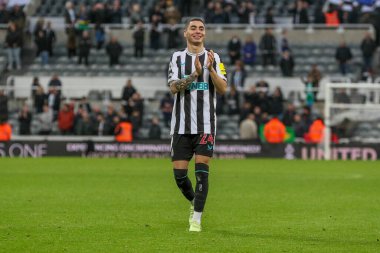 Newcastle 'dan Miguel Almirn # 24 Premier Lig karşılaşmasında Aston Villa' yı 4-0 yendikten sonra taraftarları alkışlıyor. Newcastle United, Aston Villa 'ya karşı St. James' s Park, Newcastle, Birleşik Krallık, 29 Ekim 2022