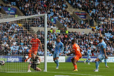 Blackpool 'dan CJ Hamilton # 22, Coventry Building Society Arena, Coventry, İngiltere, 29 Ekim 202' de oynanan Gökyüzü İddia Şampiyonası maçında ofsayt için elendi.