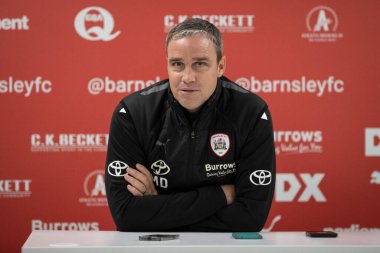 Barnsley teknik direktörü Michael Duff, Sky Bet Ligi 1 maçından sonra basın mensuplarına verdiği demeçte Oakwell, Barnsley, Birleşik Krallık 'ta Barnsley vs Green Rovers maçında, 29 Ekim 202
