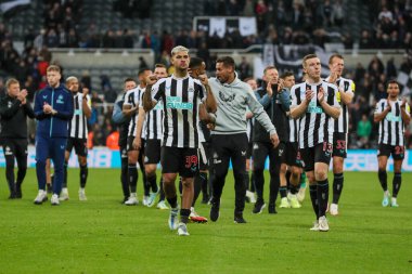 Newcastle United, Aston Villa 'yı Premier League maçı Newcastle United ile Aston Villa maçında 29 Ekim 202' de St. James 's Park, Newcastle' da 4-0 yendikten sonra taraftarları alkışladı.