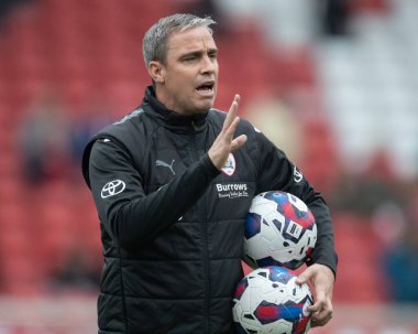 Barnsley baş antrenörü Michael Duff, maç öncesi ısınma maçı öncesinde Oakwell, Barnsley, Barnsley Green Rovers 'a karşı 29 Ekim 202