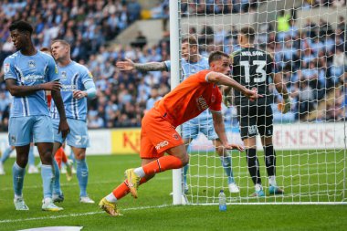 Blackpool 'dan Jerry Yates 29 Ekim 202' de Coventry City 'nin Coventry Building Society Arena' da Blackpool 'a karşı oynadığı Sky Bet Şampiyonası maçında 1-2' lik galibiyetini kutluyor.
