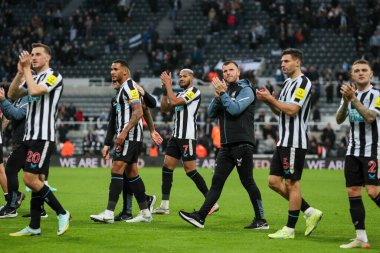 Newcastle oyuncuları, Aston Villa 'yı Premier League maçı Newcastle United ile Aston Villa maçında 29 Ekim 202' de St. James 's Park, Newcastle' da 4-0 yendikten sonra taraftarları alkışladılar.