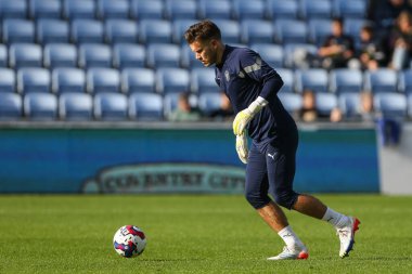 Blackpool 'dan Chris Maxwell 29 Ekim 202' de Coventry City 'nin Coventry Building Society Arena' da Blackpool 'a karşı oynadığı Sky Bet Şampiyonası maçında ısınıyor.