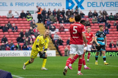 Forest Green Rovers takımının 24 numaralı oyuncusu Lewis Thomas, 29 Ekim 202 'de Oakwell, Barnsley' e karşı Forest Green Rovers maçında tepki gösterdi.