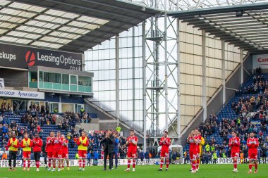 Middlesbrough oyuncuları, 29 Ekim 202 'de İngiltere' nin Deepdale kentinde oynanan Preston North End-Middlesbrough maçından sonra taraftarları alkışlıyor.