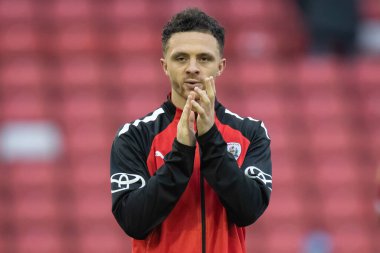 Barnsley 'den Jordan Williams # 2, 29 Ekim 202' de Oakwell, Barnsley, Birleşik Krallık 'ta oynanan Sky Bet League 1 maçı sonrasında taraftarlarını alkışlıyor ve alkışlıyor.