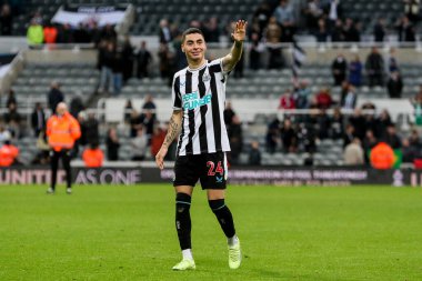 Newcastle 'dan Miguel Almirn # 24 Premier Lig karşılaşmasında Aston Villa' yı 4-0 yendikten sonra taraftarları alkışlıyor. Newcastle United, Aston Villa 'ya karşı St. James' s Park, Newcastle, Birleşik Krallık, 29 Ekim 2022