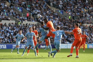 Blackpool 'dan Marvin Ekpiteta # 21, Coventry Building Society Arena, Coventry, İngiltere, 29 Ekim 202' de Coventry City ile Blackpool arasındaki Gökyüzü İddia Şampiyonası karşılaşmasında hücum kutusunu kazandı.