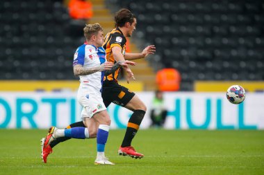 Blackburn Rovers 'dan Sammie Szmodics # 8 ve Hull City' den Jacob Greaves # 4 numara Hull Bet Şampiyonası maçında Hull City, Blackburn Rovers 'a karşı MKM Stadyumu, Hull, Birleşik Krallık, 29 Ekim 202