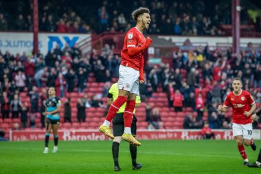 Barnsley 'den Josh Martin golünü kutluyor ve skor 2-0, Sky Bet League 1 maçında Barnsley' e karşı Forest Green Rovers, Oakwell, Barnsley, Birleşik Krallık 'ta 29 Ekim 202