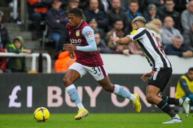 Aston Villa 'dan Leon Bailey, İngiltere' nin Newcastle şehrinde oynanan Premier League maçı Newcastle United - Aston Villa maçında Bruno Guimares # 39 numaraya koşuyor.