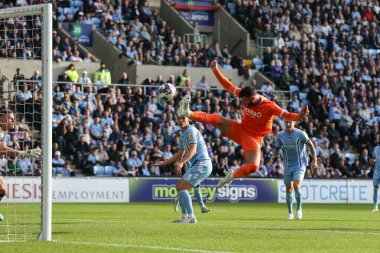 Blackpool 'dan Gary Madine 29 Ekim 202' de Coventry City, Coventry Building Society Arena 'da Blackpool' a karşı oynanan Gökyüzü İddia Şampiyonası maçında sayı yapmaya çok yaklaştı.