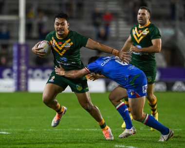 Avustralyalı Jeremiah Nanai, Rugby Ligi Dünya Kupası 2021 karşılaşmasında İtalyan Jack Campagnolo 'ya karşı İtalya' nın Wicked Stadyumu, St Helens, Birleşik Krallık, 29 Ekim 202 'de oynanan karşılaşmasında yenildi.