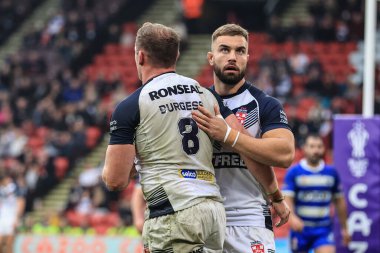 İngiliz Tom Burgess, İngiltere 'nin Sheffield kentinde oynanan Rugby Ligi Dünya Kupası 2021 karşılaşmasında İngiliz Mike McMeeken ile denemesini kutluyor.