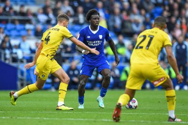 Cardiff City 'den Sheyi Ojo # 10, Rotherham United' ın Dan Barlaser # 4 'ünü Cardiff City - Rotherham United maçında Cardiff City Stadyumu, Cardiff, Birleşik Krallık, 29 Ekim 202' de aldı.