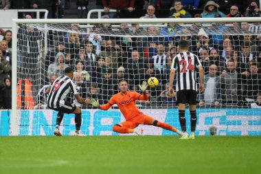 Newcastle 'dan Callum Wilson # 9 Premier Lig maçı sırasında penaltı noktasında 1-0 yenildi. Newcastle United, Aston Villa' ya karşı St. James 's Park, Newcastle, İngiltere, 29 Ekim 202