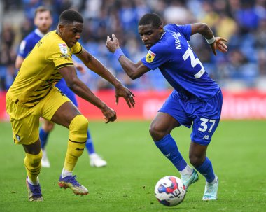 Cardiff City 'den Niels Nkounkou # 37 Rotherham United' dan Wes Harding # 2 'nin baskısı altında Cardiff City - Rotherham United maçında Cardiff City Stadyumu, Cardiff, Birleşik Krallık, 29 Ekim 202