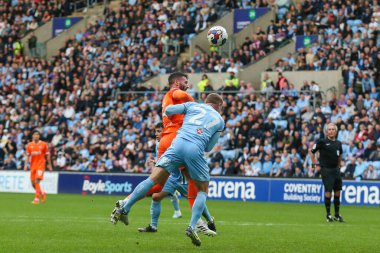 Blackpool 'dan Gary Madine 29 Ekim 202' de Coventry City 'nin Coventry Building Society Arena' da Blackpool 'a karşı oynadığı Sky Bet Şampiyonası maçında golü atıyor.