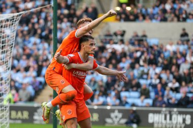 Blackpool 'dan Jerry Yates 29 Ekim 202' de Coventry City 'nin Coventry Building Society Arena' da Blackpool 'a karşı oynadığı Sky Bet Şampiyonası maçında 1-2' lik galibiyetini kutluyor.
