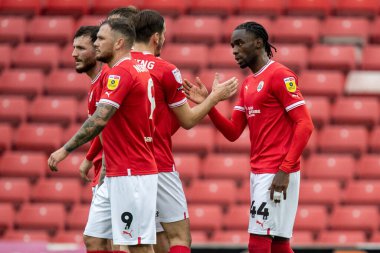 Barnsley 'den 44 numaralı Devante Cole takım arkadaşlarıyla birlikte golünü kutluyor ve 29 Ekim 202' de Oakwell, Barnsley, Birleşik Krallık 'ta oynanan Sky Bet League 1 karşılaşmasında skor 1-0' a ulaştı.