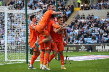 Blackpool 'dan Jerry Yates 29 Ekim 202' de Coventry City 'nin Coventry Building Society Arena' da Blackpool 'a karşı oynadığı Sky Bet Şampiyonası maçında 1-2' lik galibiyetini kutluyor.