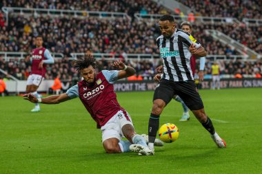 Aston Villa 'dan Tyrone Mings, Premier League maçı Newcastle United ile Aston Villa maçında Newcastle' dan Callum Wilson 'ı 29 Ekim 202' de St.James 's Park, Newcastle' da yendi.