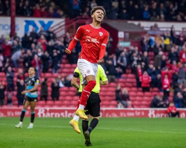 Barnsley 'den Josh Martin golünü kutluyor ve skor 2-0, Sky Bet League 1 maçında Barnsley' e karşı Forest Green Rovers, Oakwell, Barnsley, Birleşik Krallık 'ta 29 Ekim 202