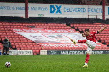 Barnsley 'den Nicky Cadden 9 Ekim 202' de Barnsley, Oakwell, Barnsley 'de Forest Green Rovers' a karşı oynadığı Sky Bet 1 maçında şutunu atıyor.